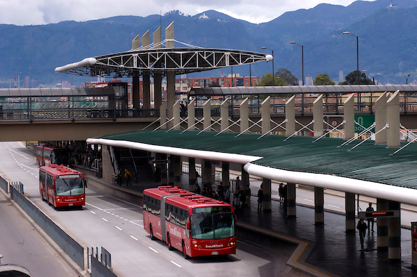 Bogotá e Guayaquil estudarão como melhorar a segurança das mulheres no transporte público 