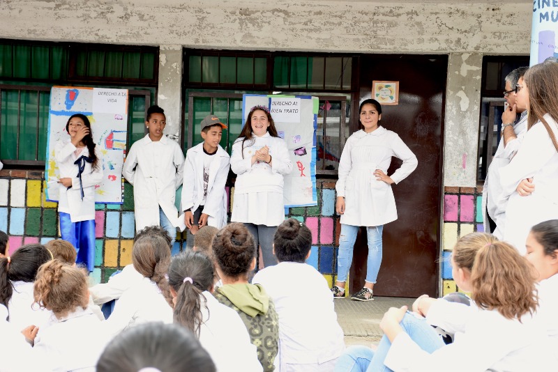 Escolas que cuidam do desenvolvimento socioemocional de seus alunos