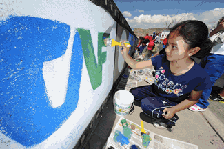 Children fill southern La Paz with color Children fill southern La Paz with color