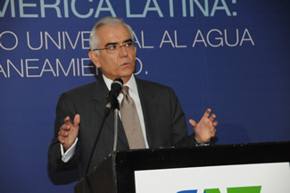 Acceso universal al agua y al saneamiento: un reto para la región Acceso universal al agua y al saneamiento: un reto para la región