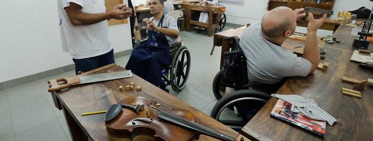 Personas con discapacidad motora reciben formación en luthería