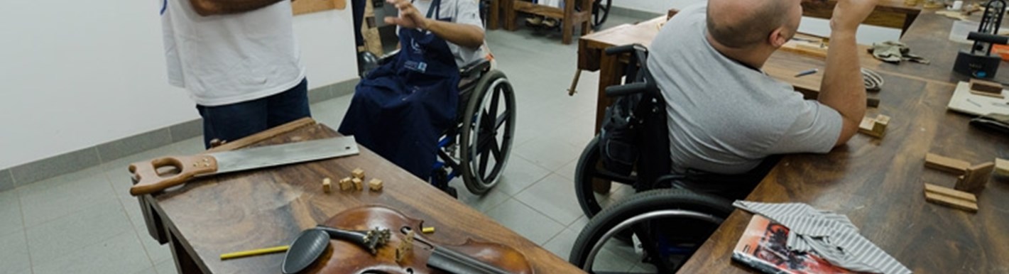 Pessoas com deficiência motora recebem formação em luteria 