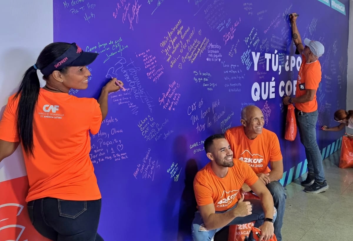 Entrega de materiales del Maratón CAF 2023 en Caracas
