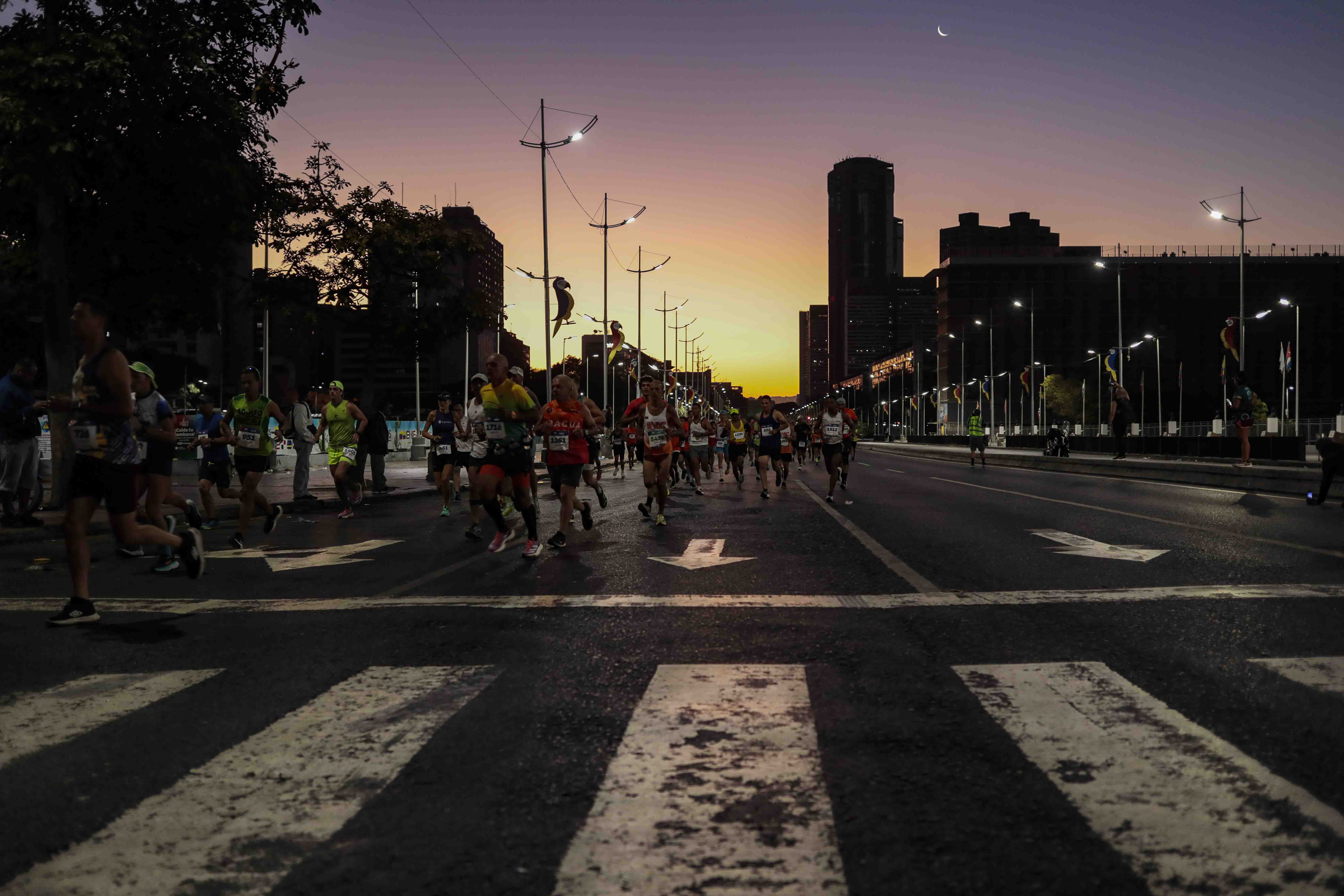 Los corredores participan en la carrera de 21 km y 42 km de la 7ª edición del Maratón CAF en Caracas el 19 de marzo de 2023.