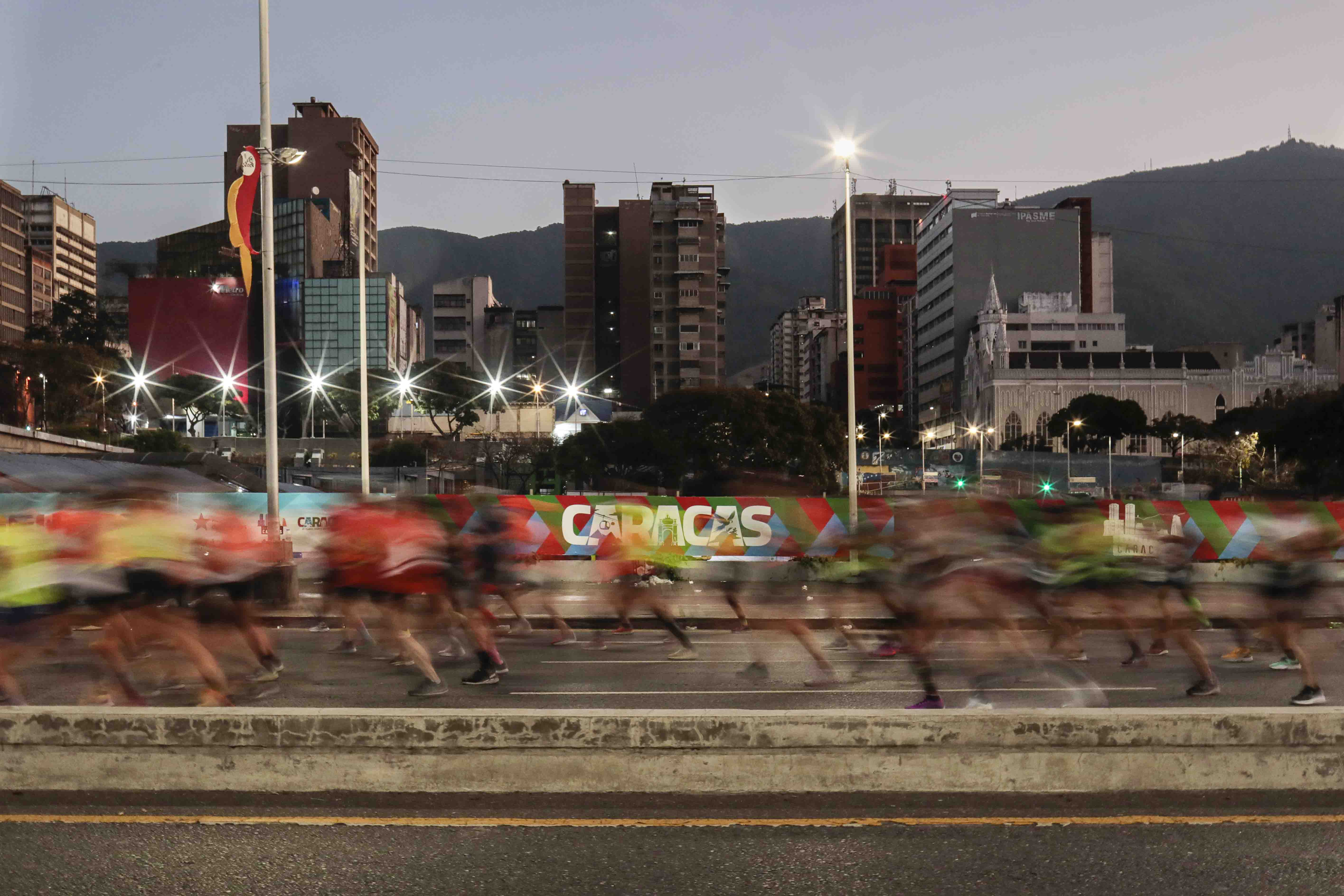 Los corredores participan en la carrera de 21 km y 42 km de la 7ª edición del Maratón CAF en Caracas el 19 de marzo de 2023.