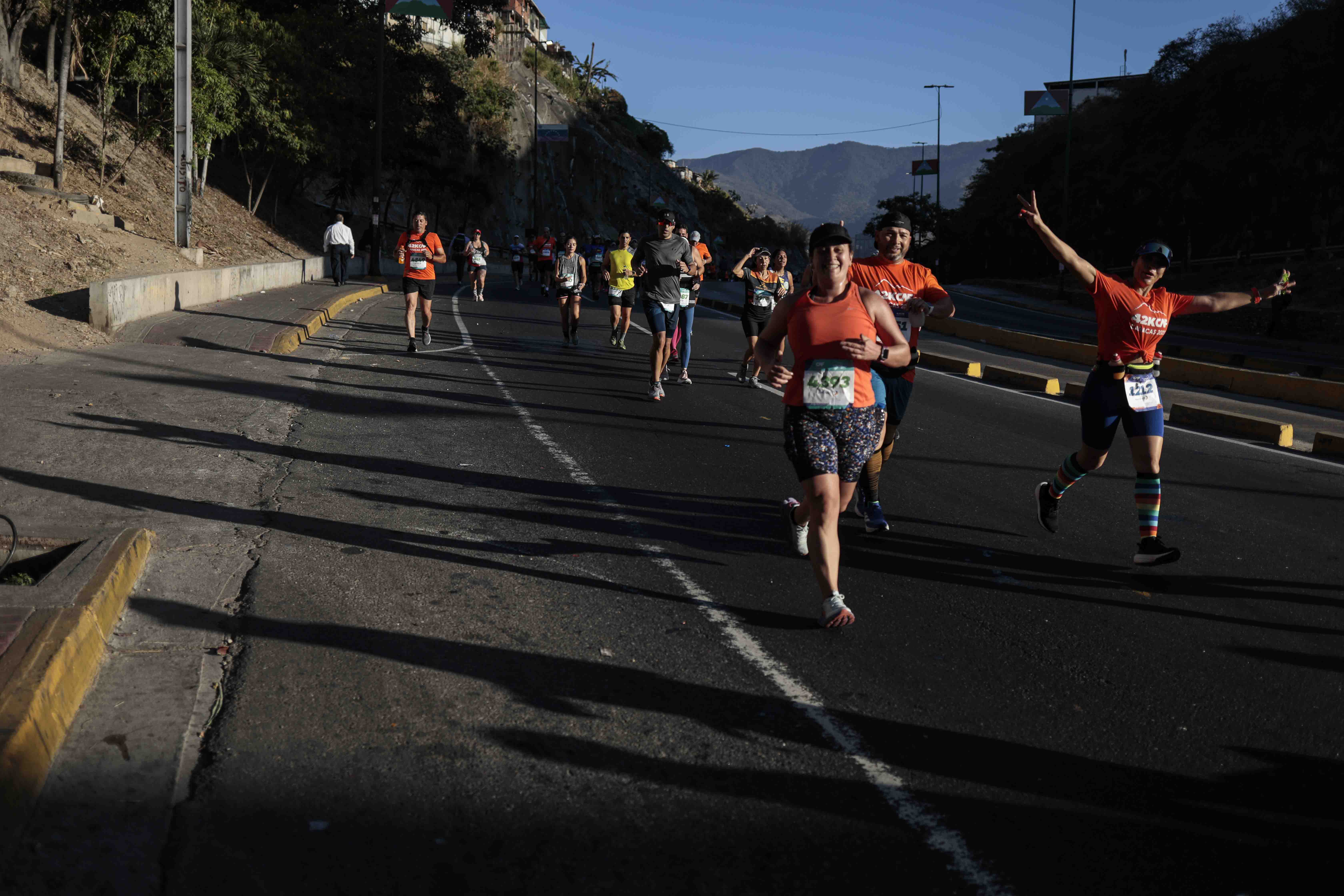 Los corredores participan en la carrera de 21 km y 42 km de la 7ª edición del Maratón CAF en Caracas el 19 de marzo de 2023.