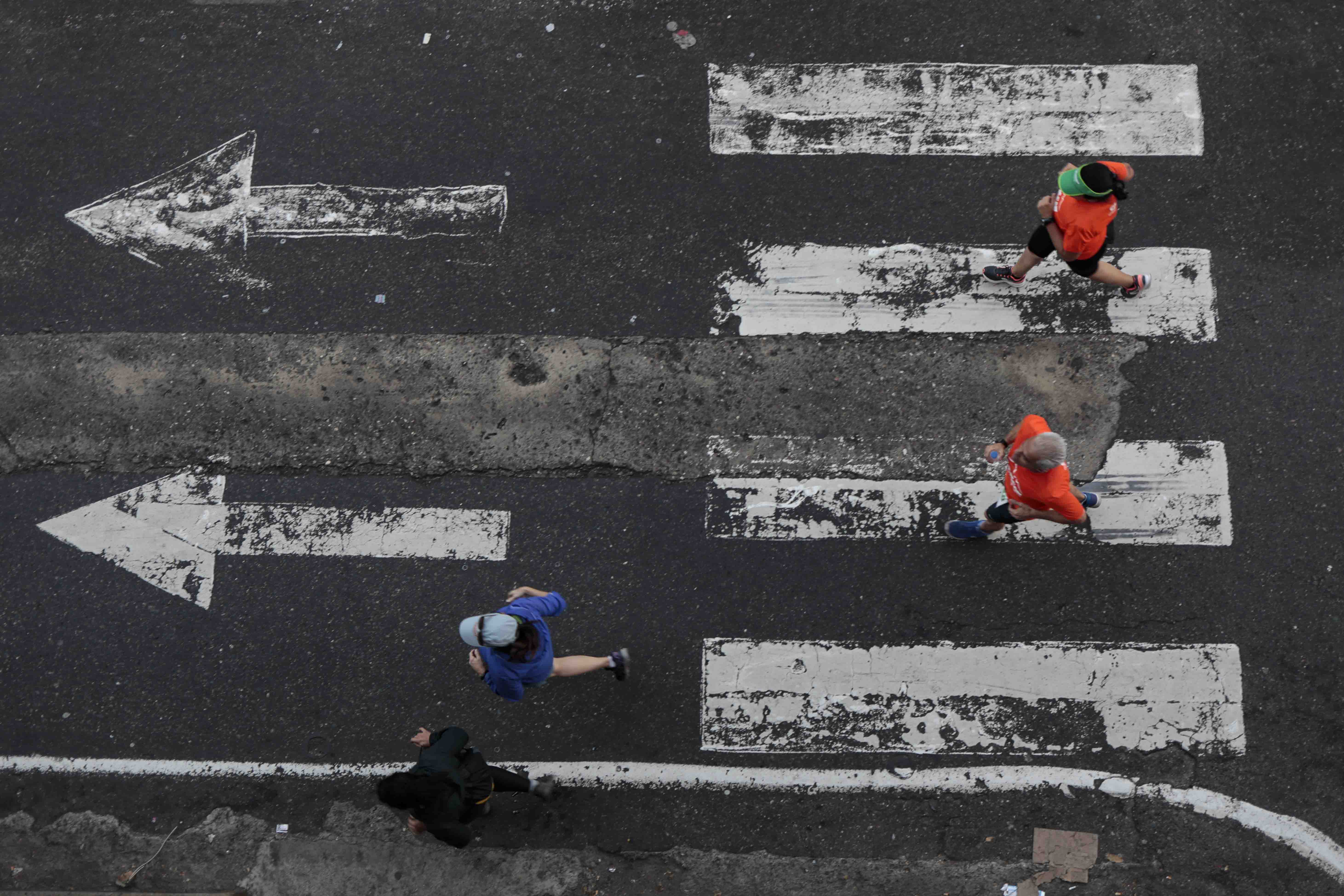 Los corredores participan en la carrera de 21 km y 42 km de la 7ª edición del Maratón CAF en Caracas el 19 de marzo de 2023.