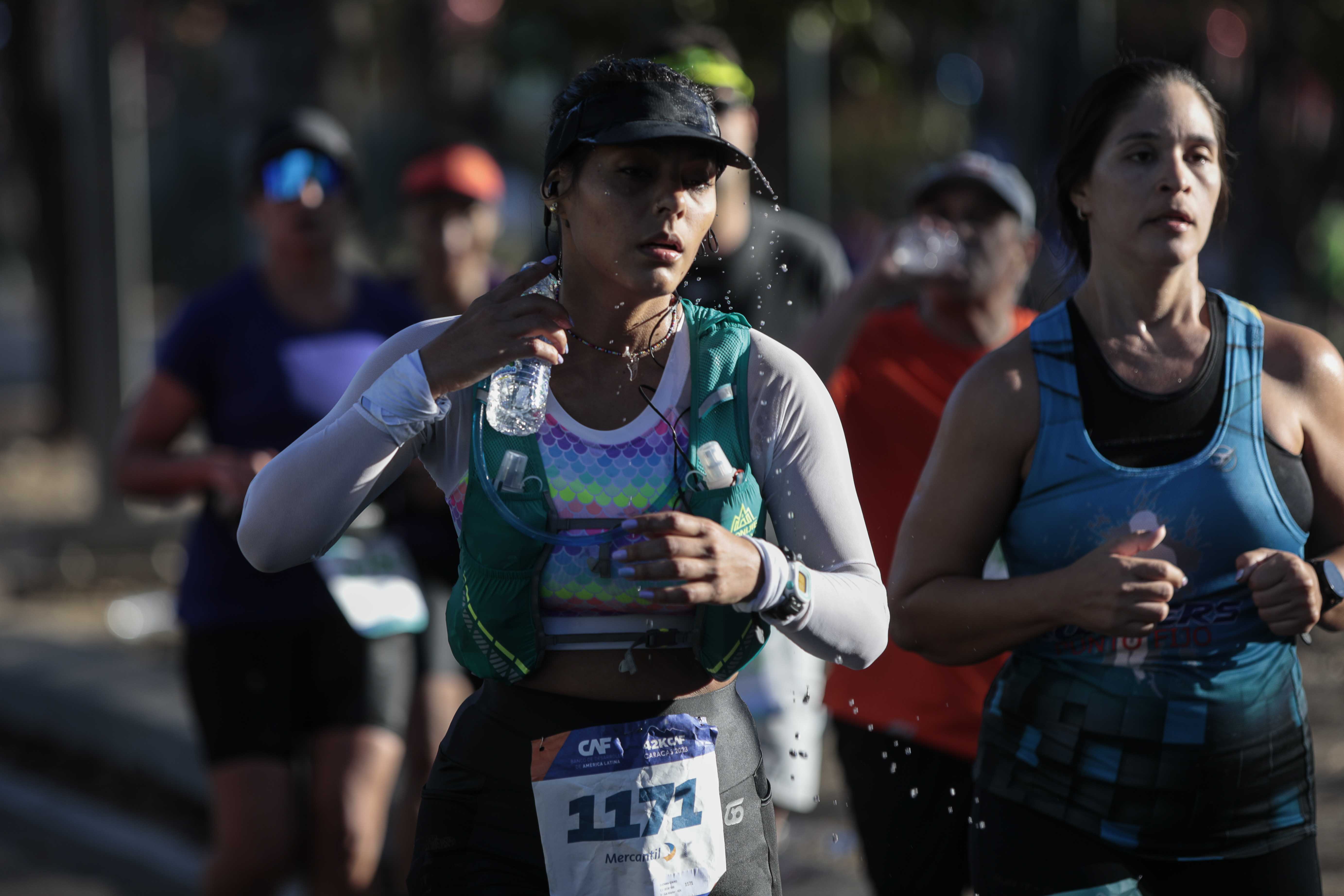 Los corredores participan en la carrera de 21 km y 42 km de la 7ª edición del Maratón CAF en Caracas el 19 de marzo de 2023.
