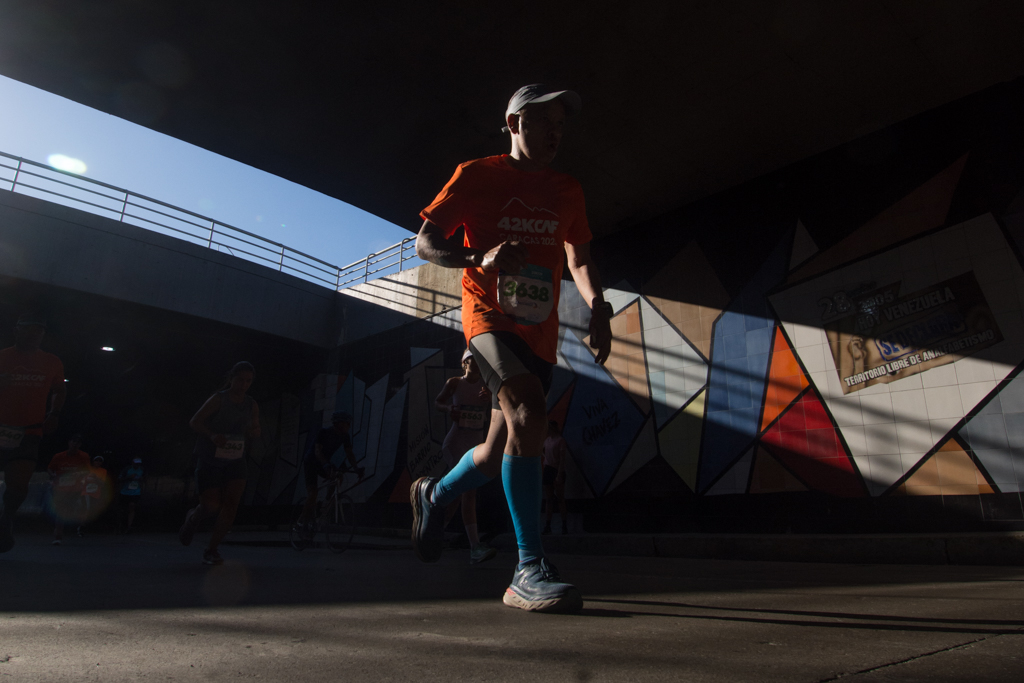 Son las 06:00 am. Al comienzo, no se ve. No se siente. Todo esta frío y oscuro. A medida de que la carrera avanza y el sol despunta, llega la sombra, mi compañera. Se proyecta cada vez más grande y más intensa, como el dolor de mi cuerpo, el calor y la satisfacción de saberme más cerca de mi objetivo. La meta, lo logramos, ella la atraviesa antes que yo.