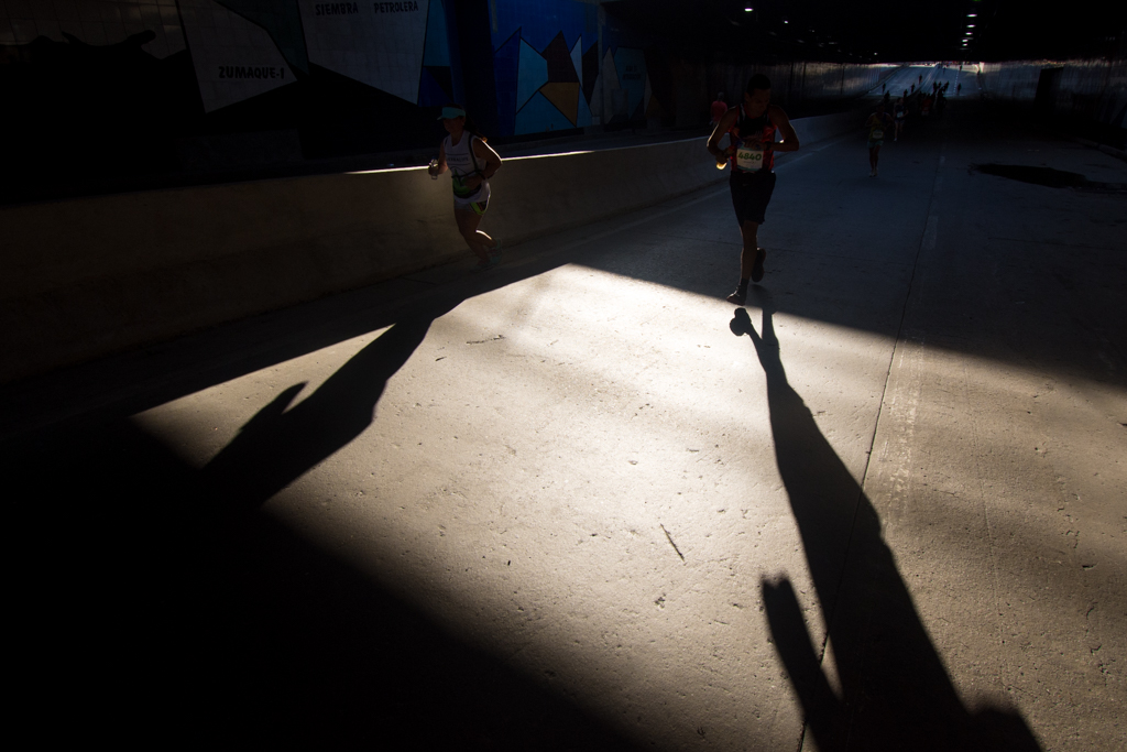 Son las 06:00 am. Al comienzo, no se ve. No se siente. Todo esta frío y oscuro. A medida de que la carrera avanza y el sol despunta, llega la sombra, mi compañera. Se proyecta cada vez más grande y más intensa, como el dolor de mi cuerpo, el calor y la satisfacción de saberme más cerca de mi objetivo. La meta, lo logramos, ella la atraviesa antes que yo.