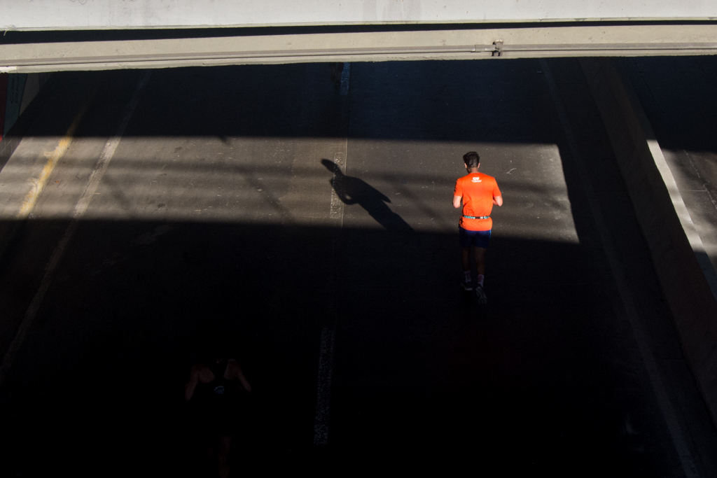 Son las 06:00 am. Al comienzo, no se ve. No se siente. Todo esta frío y oscuro. A medida de que la carrera avanza y el sol despunta, llega la sombra, mi compañera. Se proyecta cada vez más grande y más intensa, como el dolor de mi cuerpo, el calor y la satisfacción de saberme más cerca de mi objetivo. La meta, lo logramos, ella la atraviesa antes que yo.