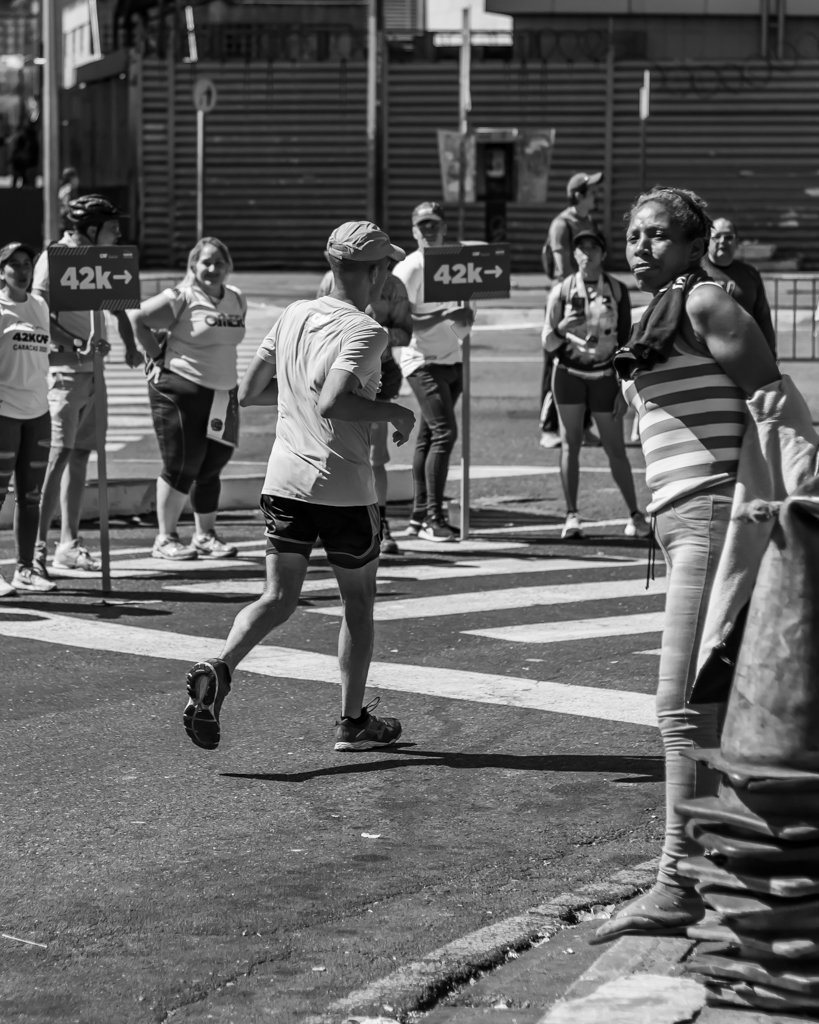 He visto a personas en mejor situación y con más dientes sonreír muchísimo menos que esta mujer. Siempre me ha impresionado la capacidad que tienen las personas que se encuentran en exclusión social para echar broma, tener buen humor, sacarle una sonrisa o darle ánimos a alguien más. Incluso, he encontrado más amabilidad, cortesía y humanidad proveniente de una persona en situación de calle que, por ejemplo, de una doctora en un hospital. No puedo saber cómo se siente alguien que está excluido de la sociedad, si cada día es igual al anterior, si tienen fechas especiales o no tienen nada que celebrar, pero lo que sí pude ver el día del maratón es que, durante medio día, la fiesta fue para todos.