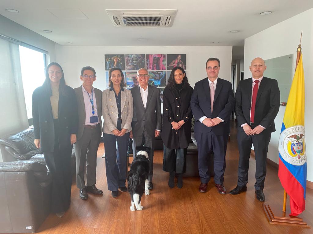 Guillermo Alfonso Jaramillo, ministro de Salud y Germán Escobar Morales, viceministro Salud Pública; en representación de la Oficina CAF Colombia: Pablo Bartol, Gerente de Desarrollo Social y Humano; Sebastián Abbatemarco, director Proyectos de Desarrollo Social; Rocío Casas, Ejecutiva Senior; Luciana Armijos, Ejecutiva Principal; y Laura Múnera, Ejecutiva Principal. 