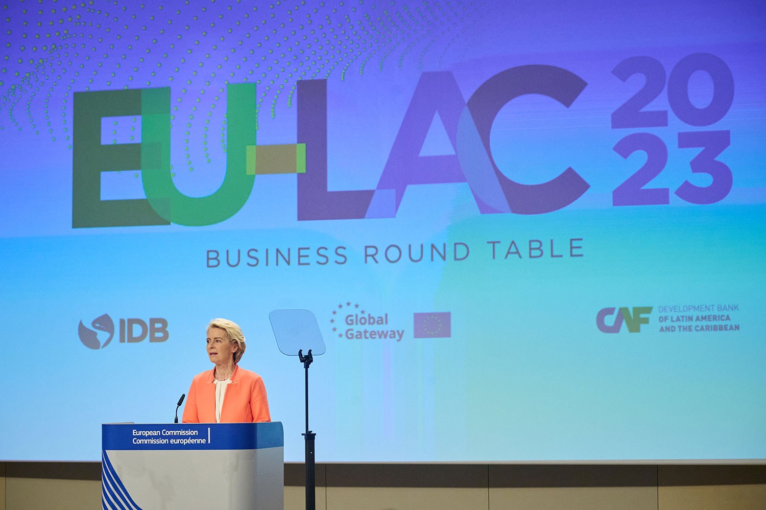 Ursula von der Leyen, presidenta de la Comisión Europea, durante la III Cumbre Empresarial UE-CELAC, celebrada el 17 y 18 de julio en Bruselas, que contó con la participación de CAF -banco de desarrollo de América Latina y el Caribe-.