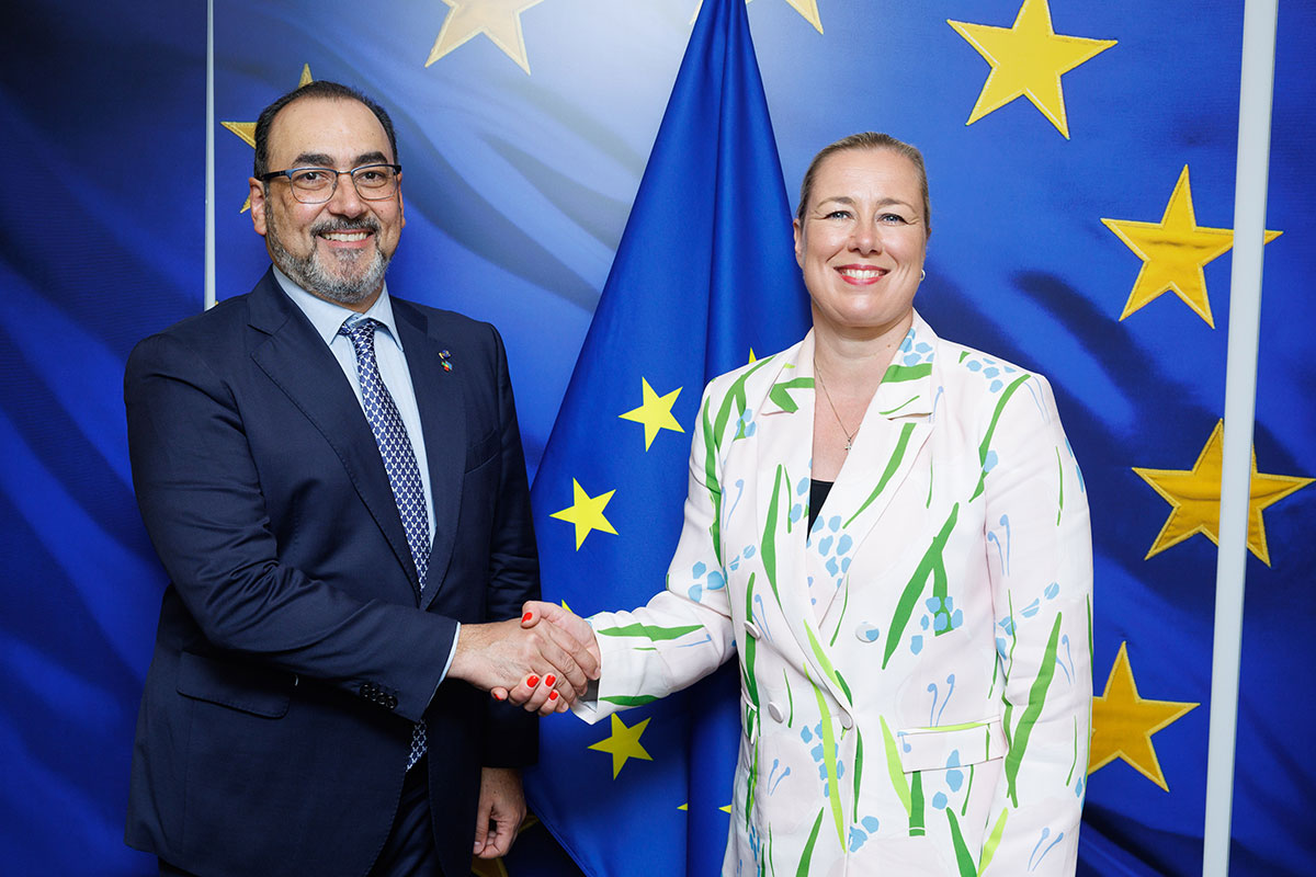 Sergio Díaz-Granados, presidente ejecutivo de CAF, saluda a Jutta Urpilainen, comisaria europea de Asociaciones Internacionales.