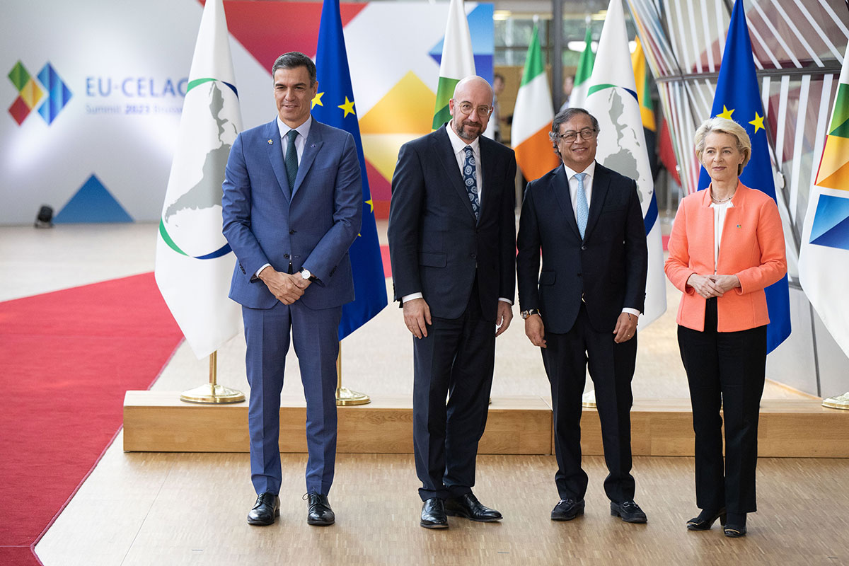 El presidente de Colombia, Gustavo Petro Urrego, hizo parte de la III Cumbre de la UE-CELAC. Lo acompañan Ursula von der Leyen, presidenta de la Comisión Europea (cuarta); Pedro Sánchez, presidente del gobierno de España (primero), y Charles Michel (tercero).