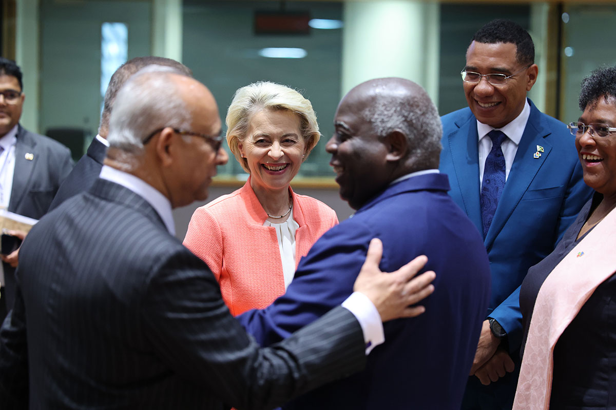 Ursula von der Leyen, presidenta de la Comisión Europea; Andrew Holness, primer ministro de Jamaica y Mia Mottley, primera ministra de Barbados.