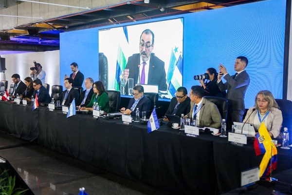 CAF promueve desarrollo productivo e integración regional de Bolivia