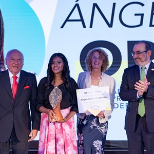 Jovem equatoriana ganha o prêmio Enrique García de Liderança