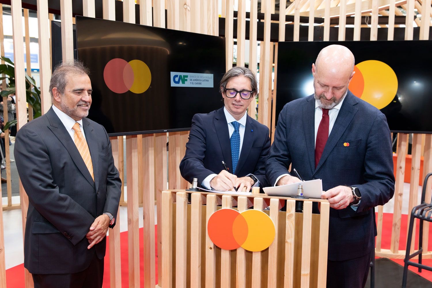 CAF y Mastercard se unen para mitigar y compensar las emisiones turísticas