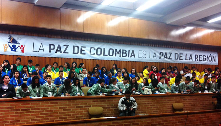 Jóvenes entregan propuesta de trabajo por la reconciliación de Colombia y la región